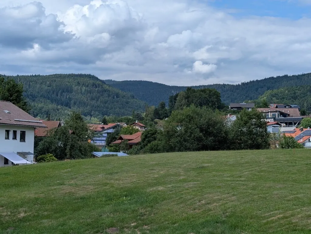 Panoramablick über Bodenmais und die Berge des Bayerischen Waldes