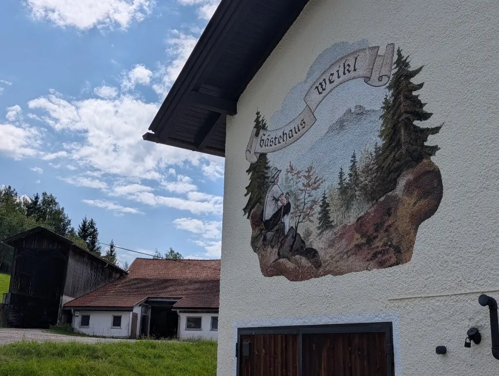 Traditionelles Wandbild am Gästehaus Weikl in Bodenmais